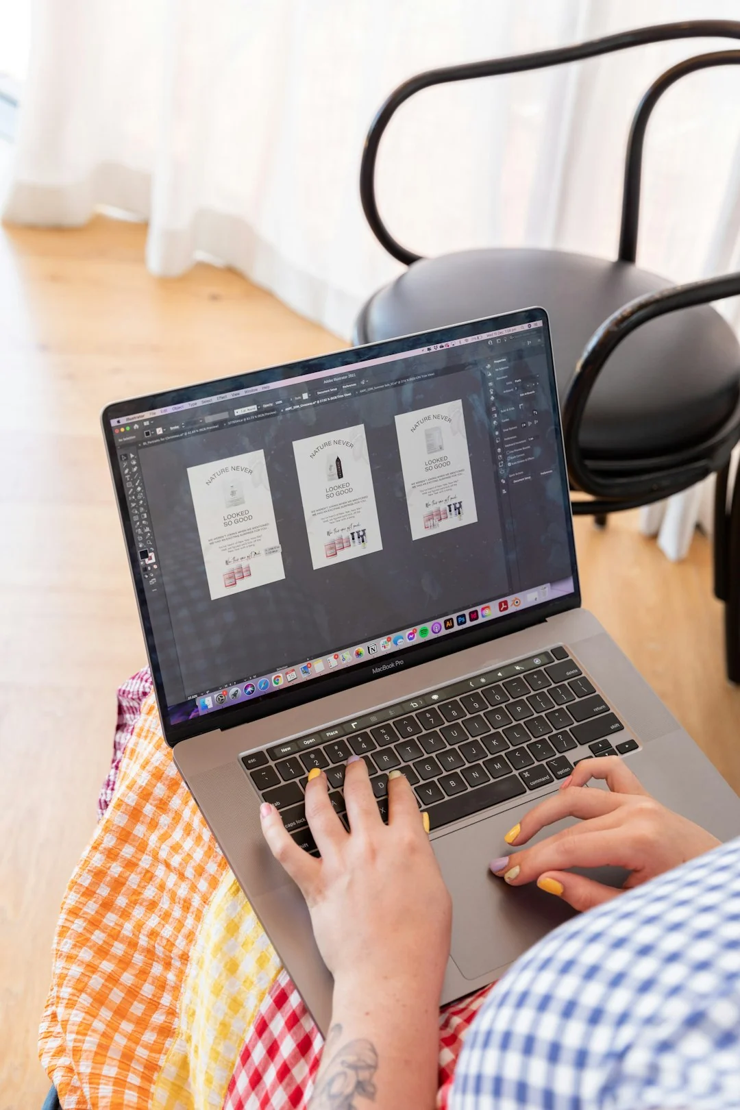 digital Un document de stratégie marketing posé sur un bureau, illustrant les essentiels de la planification d’entreprise.